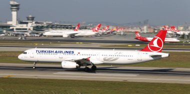 Istanbul, Türkiye - 05 Ağustos 2018: Türk Hava Yolları'nın Airbus A321-231 (Cn 3688) Istanbul Atatürk havaalanından alır. Senin 338 filo büyüklüğü ve 300 hedefleri Türkiye'nin bayrak taşıyıcı