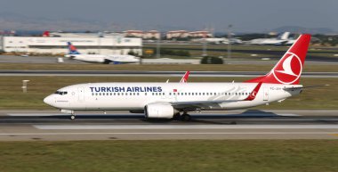 Istanbul, Türkiye - 05 Ağustos 2018: Türk Hava Yolları Boeing 737-8f2 (Cn 60024) Istanbul Atatürk havaalanından alır. Senin 338 filo büyüklüğü ve 300 hedefleri Türkiye'nin bayrak taşıyıcı