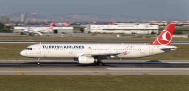 Istanbul, Türkiye - 05 Ağustos 2018: Türk Hava Yolları'nın Airbus A321-231 (Cn 5077) Istanbul Atatürk havaalanından alır. Senin 338 filo büyüklüğü ve 300 hedefleri Türkiye'nin bayrak taşıyıcı
