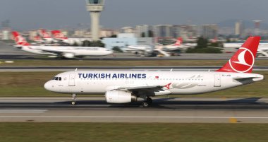 Istanbul, Türkiye - 05 Ağustos 2018: Türk Hava Yolları'nın Airbus A320-232 (Cn 2934) Istanbul Atatürk havaalanından alır. Senin 338 filo büyüklüğü ve 300 hedefleri Türkiye'nin bayrak taşıyıcı