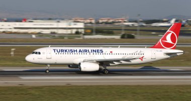 Istanbul, Türkiye - 05 Ağustos 2018: Türk Hava Yolları'nın Airbus A320-232 (Cn 3654) Istanbul Atatürk havaalanından alır. Senin 338 filo büyüklüğü ve 300 hedefleri Türkiye'nin bayrak taşıyıcı