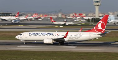 Istanbul, Türkiye - 05 Ağustos 2018: Türk Hava Yolları Boeing 737-8f2 (Cn 40991) Istanbul Atatürk havaalanından alır. Senin 338 filo büyüklüğü ve 300 hedefleri Türkiye'nin bayrak taşıyıcı