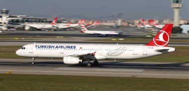 Istanbul, Türkiye - 05 Ağustos 2018: Türk Hava Yolları'nın Airbus A321-231 (Cn 3207) Istanbul Atatürk havaalanından alır. Senin 338 filo büyüklüğü ve 300 hedefleri Türkiye'nin bayrak taşıyıcı