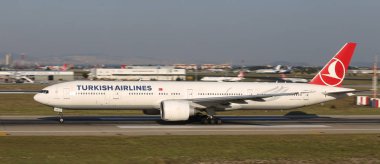 Istanbul, Türkiye - 05 Ağustos 2018: Türk Hava Yolları Boeing 777-3f2er (Cn 40793) Istanbul Atatürk havaalanından alır. Senin 338 filo büyüklüğü ve 300 hedefleri Türkiye'nin bayrak taşıyıcı
