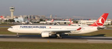Istanbul, Türkiye - 05 Ağustos 2018: Türk Hava Yolları'nın Airbus A330-303 (Cn 1458) Istanbul Atatürk havaalanından alır. Senin 338 filo büyüklüğü ve 300 hedefleri Türkiye'nin bayrak taşıyıcı