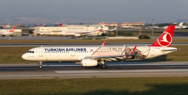 Istanbul, Türkiye - 05 Ağustos 2018: Türk Hava Yolları'nın Airbus A321-231 (Cn 7516) Istanbul Atatürk havaalanından alır. Senin 338 filo büyüklüğü ve 300 hedefleri Türkiye'nin bayrak taşıyıcı