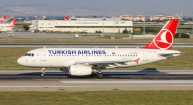 Istanbul, Türkiye - 05 Ağustos 2018: Türk Hava Yolları'nın Airbus A319-132 (Cn 4629) Istanbul Atatürk havaalanından alır. Senin 338 filo büyüklüğü ve 300 hedefleri Türkiye'nin bayrak taşıyıcı