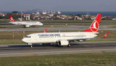 Istanbul, Türkiye - 05 Ağustos 2018: Türk Hava Yolları Boeing 737-8f2 (Cn 60015) Istanbul Atatürk havaalanından alır. Senin 338 filo büyüklüğü ve 300 hedefleri Türkiye'nin bayrak taşıyıcı