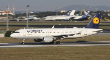 Istanbul, Türkiye - 05 Ağustos 2018: Lufthansa Airbus A320-214 (Cn 6636) Istanbul Atatürk havaalanından alır. Lufthansa 283 filo büyüklüğü ve 220 hedefleri vardır