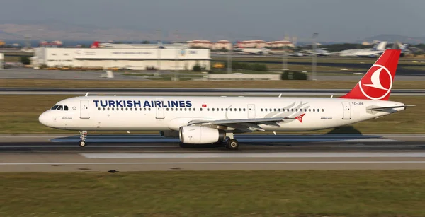 土耳其伊斯坦布尔 2018年8月5日 土耳其航空公司空中客车 A321 231 3126 从伊斯坦布尔阿塔图尔克机场起飞 你是土耳其的旗舰航母 拥有338辆舰队和300个目的地 — 图库照片