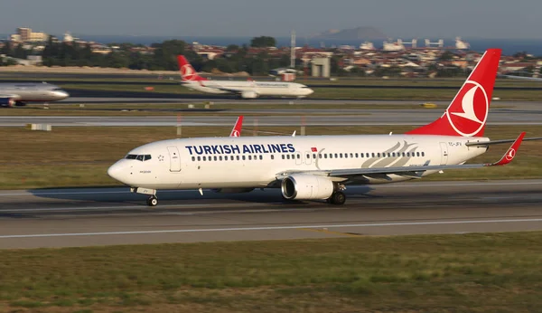 土耳其伊斯坦布尔 2018年8月5日 土耳其航空公司波音 737 8F2 29782 从伊斯坦布尔阿塔图尔克机场起飞 你是土耳其的旗舰航母 拥有338辆舰队和300个目的地 — 图库照片