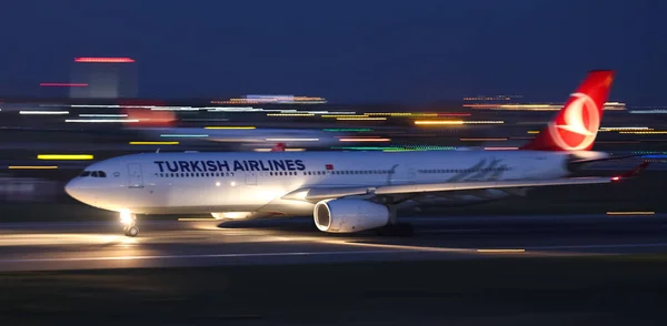 土耳其伊斯坦布尔 2018年8月5日 土耳其航空公司空中客车 A330 343 1635 从伊斯坦布尔阿塔图尔克机场起飞 你是土耳其的旗舰航母 拥有338辆舰队和300个目的地 — 图库照片