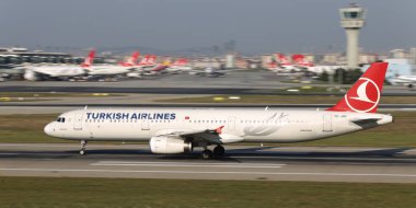 Istanbul, Türkiye - 05 Ağustos 2018: Türk Hava Yolları'nın Airbus A321-231 (Cn 5077) Istanbul Atatürk havaalanından alır. Senin 338 filo büyüklüğü ve 300 hedefleri Türkiye'nin bayrak taşıyıcı
