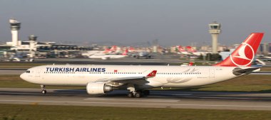 Istanbul, Türkiye - 05 Ağustos 2018: Türk Hava Yolları'nın Airbus A330-303 (Cn 1458) Istanbul Atatürk havaalanından alır. Senin 338 filo büyüklüğü ve 300 hedefleri Türkiye'nin bayrak taşıyıcı