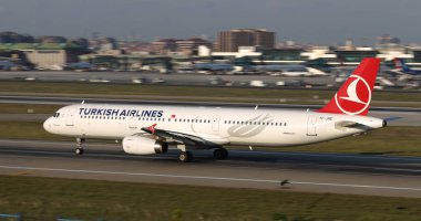 Istanbul, Türkiye - 05 Ağustos 2018: Türk Hava Yolları'nın Airbus A321-231 (Cn 3126) Istanbul Atatürk havaalanından alır. Senin 338 filo büyüklüğü ve 300 hedefleri Türkiye'nin bayrak taşıyıcı