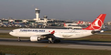 Istanbul, Türkiye - 05 Ağustos 2018: Türk Hava Yolları'nın Airbus A330-203 (Cn 704) Istanbul Atatürk havaalanından alır. Senin 338 filo büyüklüğü ve 300 hedefleri Türkiye'nin bayrak taşıyıcı