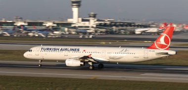 Istanbul, Türkiye - 05 Ağustos 2018: Türk Hava Yolları'nın Airbus A321-231 (Cn 5254) Istanbul Atatürk havaalanından alır. Senin 338 filo büyüklüğü ve 300 hedefleri Türkiye'nin bayrak taşıyıcı