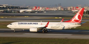 Istanbul, Türkiye - 05 Ağustos 2018: Türk Hava Yolları Boeing 737-8f2 (Cn 60028) Istanbul Atatürk havaalanından alır. Senin 338 filo büyüklüğü ve 300 hedefleri Türkiye'nin bayrak taşıyıcı