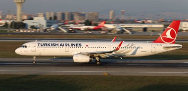 Istanbul, Türkiye - 05 Ağustos 2018: Türk Hava Yolları'nın Airbus A321-231 (Cn 6781, kartal) Istanbul Atatürk havaalanından alır. Senin 338 filo büyüklüğü ve 300 hedefleri Türkiye'nin bayrak taşıyıcı
