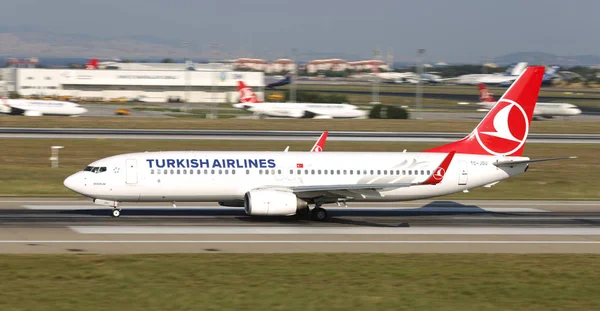イスタンブール トルコ 2018 トルコ航空ボーイング 737 8F2 34418 はイスタンブールのアタテュルク国際空港から離陸します 338 艦隊サイズと — ストック写真