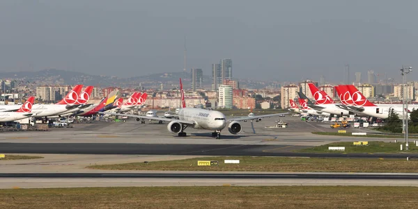 Istanbul Turquia Agosto 2018 Aeronaves Pleno Aeroporto Istambul Ataturk — Fotografia de Stock