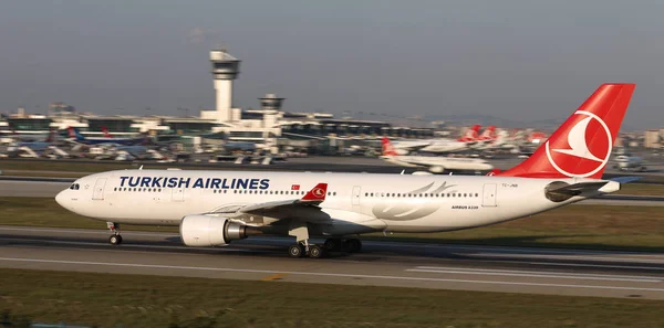イスタンブール トルコ 2018 トルコ航空エアバス A330 203 704 はイスタンブールのアタテュルク国際空港から離陸します 338 艦隊サイズと — ストック写真