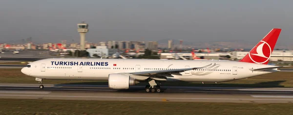 Истанбул Туркей Августа 2018 Года Turkish Airlines Boeing 777 36Ner — стоковое фото
