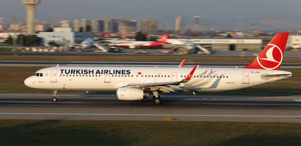 イスタンブール トルコ 2018 トルコ航空エアバス A321 231 6781 はイスタンブールのアタテュルク国際空港から離陸します 338 艦隊サイズと — ストック写真