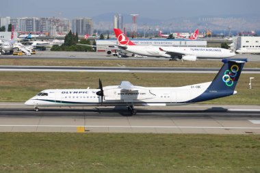 Istanbul, Türkiye - 05 Ağustos 2018: Olympic Air Bombardier Dash 8 Q402 (Cn 4314) açılış Istanbul Ataturk Havaalanı'na. Olimpiyat Hava 12 filo büyüklüğü ve 31 hedefleri vardır
