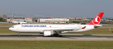 Istanbul, Türkiye - 05 Ağustos 2018: Türk Hava Yolları'nın Airbus A330-303 (Cn 1718) Istanbul Atatürk havaalanından alır. Senin 338 filo büyüklüğü ve 300 hedefleri Türkiye'nin bayrak taşıyıcı