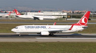 Istanbul, Türkiye - 05 Ağustos 2018: Türk Hava Yolları Boeing 737-8f2 (Cn 60027) Istanbul Atatürk havaalanından alır. Senin 338 filo büyüklüğü ve 300 hedefleri Türkiye'nin bayrak taşıyıcı