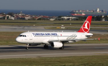 Istanbul, Türkiye - 05 Ağustos 2018: Türk Hava Yolları'nın Airbus A320-232 (Cn 3654) Istanbul Atatürk havaalanından alır. Senin 338 filo büyüklüğü ve 300 hedefleri Türkiye'nin bayrak taşıyıcı