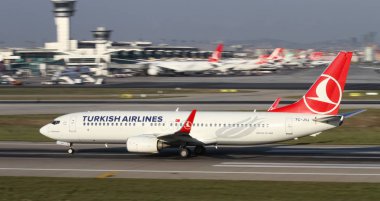 Istanbul, Türkiye - 05 Ağustos 2018: Türk Hava Yolları Boeing 737-8f2 (Cn 60015) Istanbul Atatürk havaalanından alır. Senin 338 filo büyüklüğü ve 300 hedefleri Türkiye'nin bayrak taşıyıcı