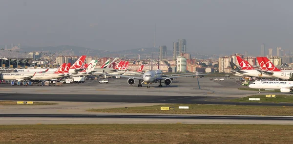 Istanbul Turquia Agosto 2018 Aeronaves Pleno Aeroporto Istambul Ataturk — Fotografia de Stock