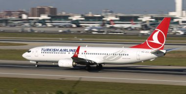 Istanbul, Türkiye - 05 Ağustos 2018: Türk Hava Yolları Boeing 737-8f2 (Cn 60024) Istanbul Atatürk havaalanından alır. Senin 338 filo büyüklüğü ve 300 hedefleri Türkiye'nin bayrak taşıyıcı