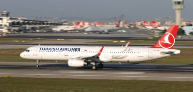 Istanbul, Türkiye - 05 Ağustos 2018: Türk Hava Yolları'nın Airbus A321-231 (Cn 6563) Istanbul Atatürk havaalanından alır. Senin 338 filo büyüklüğü ve 300 hedefleri Türkiye'nin bayrak taşıyıcı
