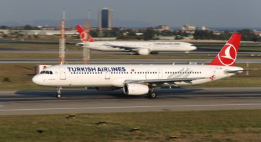 Istanbul, Türkiye - 05 Ağustos 2018: Türk Hava Yolları'nın Airbus A321-231 (Cn 3126) Istanbul Atatürk havaalanından alır. Senin 338 filo büyüklüğü ve 300 hedefleri Türkiye'nin bayrak taşıyıcı