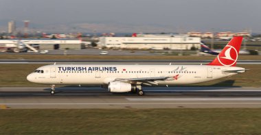 Istanbul, Türkiye - 05 Ağustos 2018: Türk Hava Yolları'nın Airbus A321-231 (Cn 5254) Istanbul Atatürk havaalanından alır. Senin 338 filo büyüklüğü ve 300 hedefleri Türkiye'nin bayrak taşıyıcı
