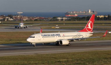 Istanbul, Türkiye - 05 Ağustos 2018: Türk Hava Yolları Boeing 737-8f2 (Cn 40987) Istanbul Atatürk havaalanından alır. Senin 338 filo büyüklüğü ve 300 hedefleri Türkiye'nin bayrak taşıyıcı