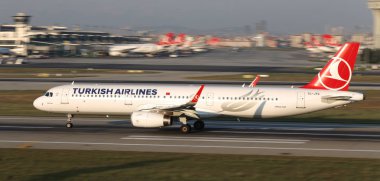 Istanbul, Türkiye - 05 Ağustos 2018: Türk Hava Yolları'nın Airbus A321-231 (Cn 6990) Istanbul Atatürk havaalanından alır. Senin 338 filo büyüklüğü ve 300 hedefleri Türkiye'nin bayrak taşıyıcı