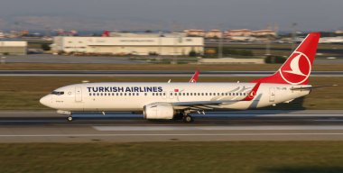 Istanbul, Türkiye - 05 Ağustos 2018: Türk Hava Yolları Boeing 737-8f2 (Cn 35741) Istanbul Atatürk havaalanından alır. Senin 338 filo büyüklüğü ve 300 hedefleri Türkiye'nin bayrak taşıyıcı