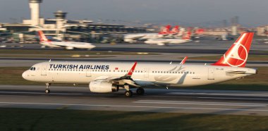 Istanbul, Türkiye - 05 Ağustos 2018: Türk Hava Yolları'nın Airbus A321-231 (Cn 5584) Istanbul Atatürk havaalanından alır. Senin 338 filo büyüklüğü ve 300 hedefleri Türkiye'nin bayrak taşıyıcı
