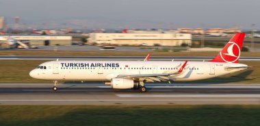 Istanbul, Türkiye - 05 Ağustos 2018: Türk Hava Yolları'nın Airbus A321-231 (Cn 6766) Istanbul Atatürk havaalanından alır. Senin 338 filo büyüklüğü ve 300 hedefleri Türkiye'nin bayrak taşıyıcı
