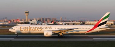 Istanbul, Türkiye - 05 Ağustos 2018: Emirlikleri Boeing 777-31her (Cn 32714) kalkış Istanbul Atatürk Havalimanı. Emirlikleri vardır 257 filo büyüklüğü ve 143 hedefleri