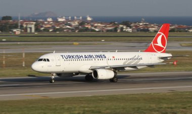 Istanbul, Türkiye - 05 Ağustos 2018: Türk Hava Yolları'nın Airbus A320-232 (Cn 3239) Istanbul Atatürk havaalanından alır. Senin 338 filo büyüklüğü ve 300 hedefleri Türkiye'nin bayrak taşıyıcı