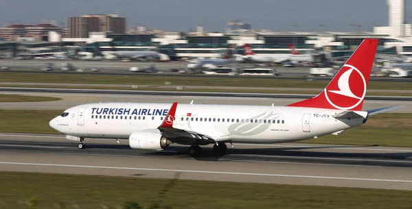 Istanbul, Türkiye - 05 Ağustos 2018: Türk Hava Yolları Boeing 737-8f2 (Cn 60024) Istanbul Atatürk havaalanından alır. Senin 338 filo büyüklüğü ve 300 hedefleri Türkiye'nin bayrak taşıyıcı