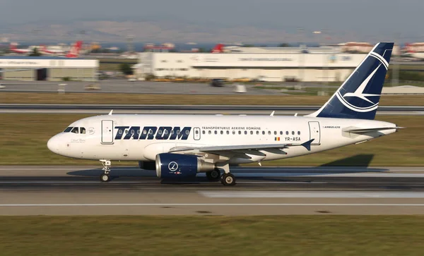 Κωνσταντινούπολη Τουρκία Αυγούστου 2018 Tarom Airbus A318 111 2931 Απογειώνεται — Φωτογραφία Αρχείου