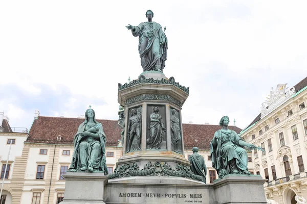 Статуя Гофбурзькому Палаці Відень Австрія — стокове фото