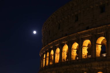 İtalya 'nın Roma şehrinde Kolezyum Gecesi