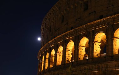 İtalya 'nın Roma şehrinde Kolezyum Gecesi